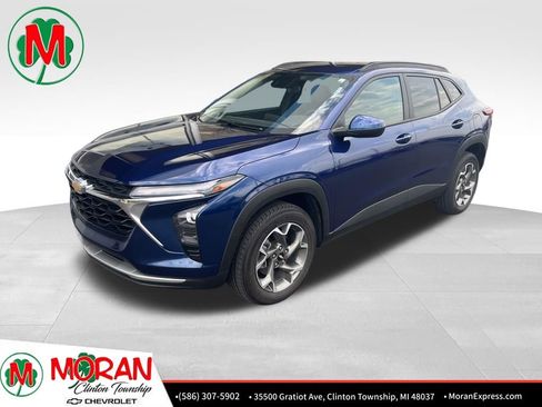 Used 2024 Chevrolet Trax LT w/ Driver Confidence Package image 1