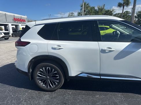 Used 2024 Nissan Rogue Platinum w/ Platinum Premium Package FWD image 3