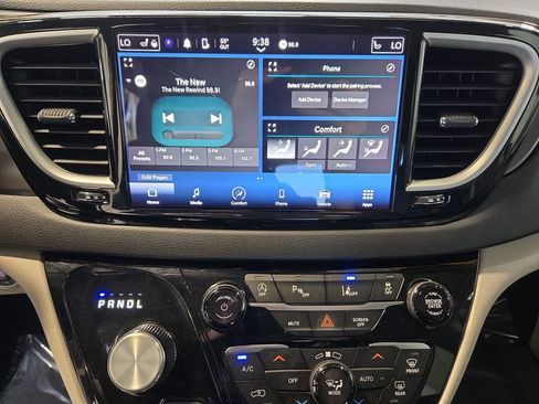 Used 2023 Chrysler Pacifica Touring-L FWD image 23