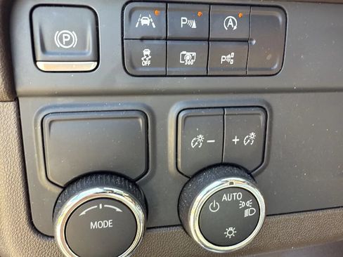 Used 2025 Chevrolet Tahoe LT RWD image 21