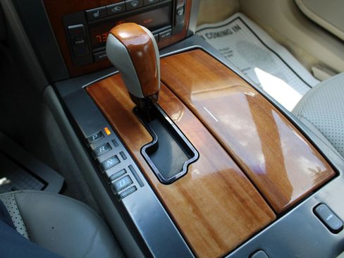 Used 2006 Cadillac XLR image 20