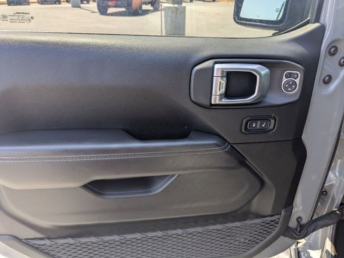 Used 2022 Jeep Wrangler Unlimited Sahara image 11