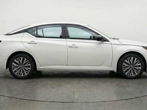 Used 2025 Nissan Altima 2.5 SV image 11