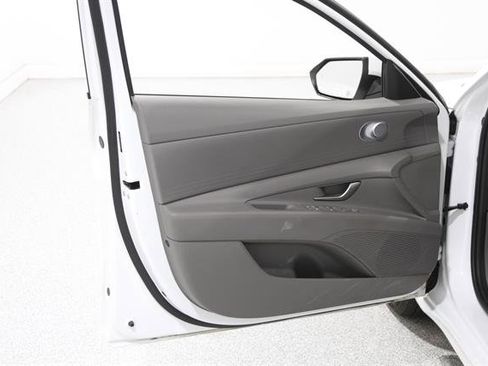 Used 2022 Hyundai Elantra SE image 4