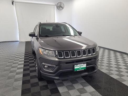 Used 2018 Jeep Compass Latitude FWD image 14