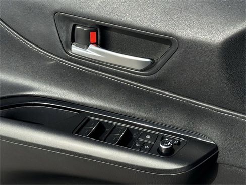 Used 2022 Toyota Venza LE image 24