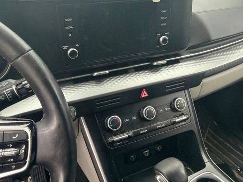 Certified 2023 Kia Carnival LX FWD image 4