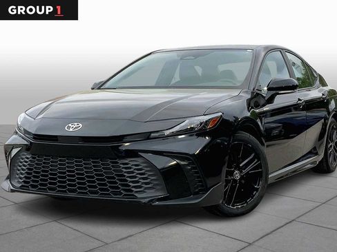 Used 2025 Toyota Camry SE image 1