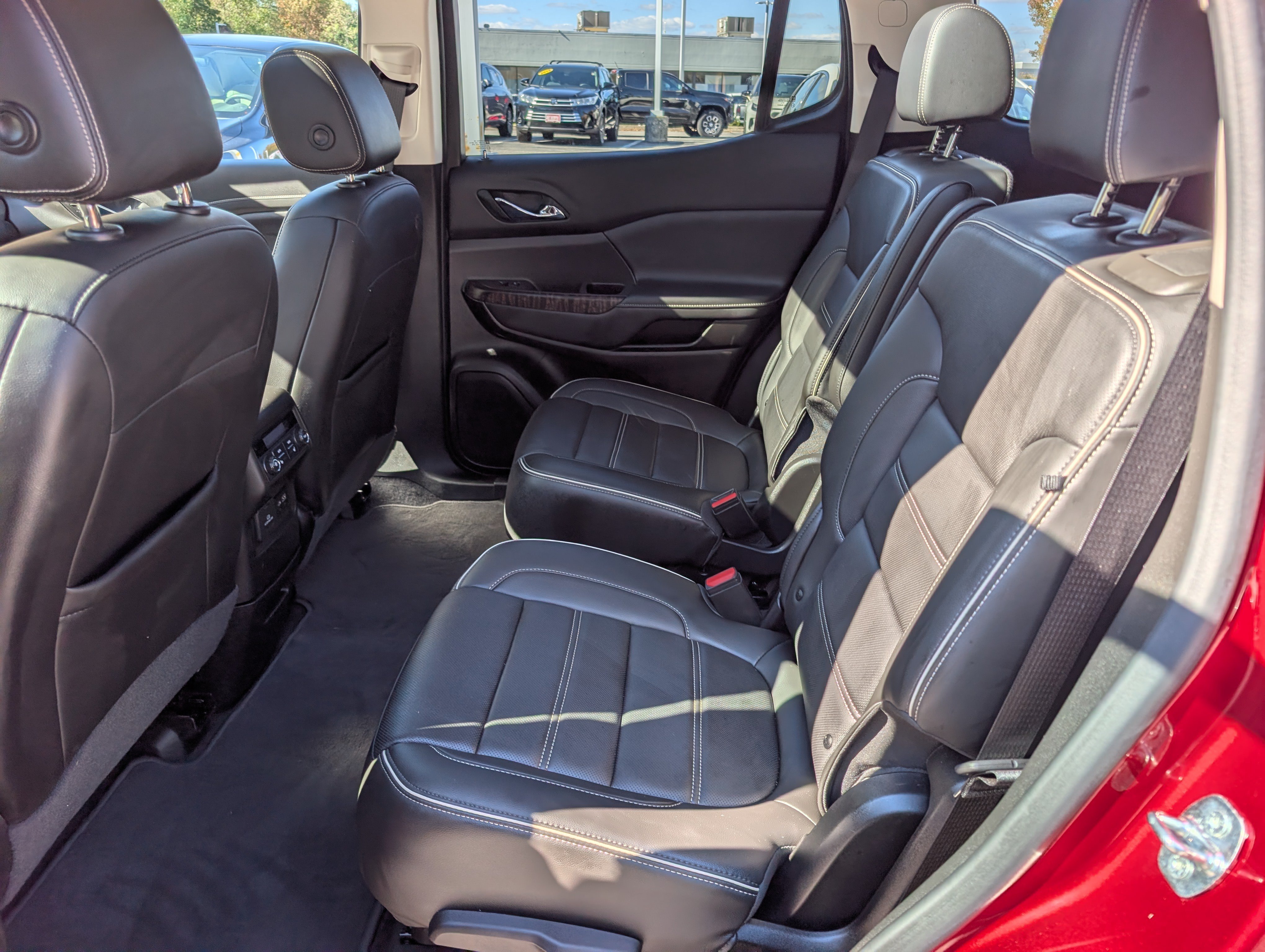 Used 2021 GMC Acadia Denali w/ Denali Ultimate Package AWD/4WD image 17