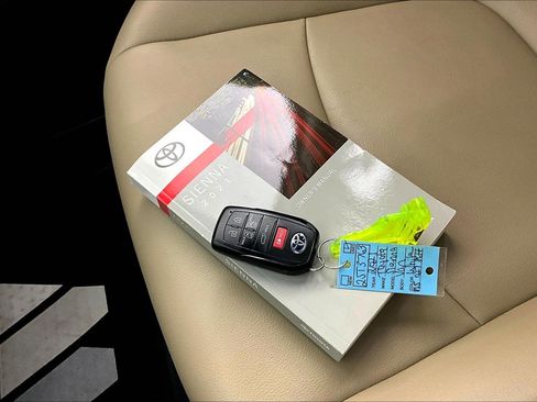 Used 2021 Toyota Sienna XLE image 37