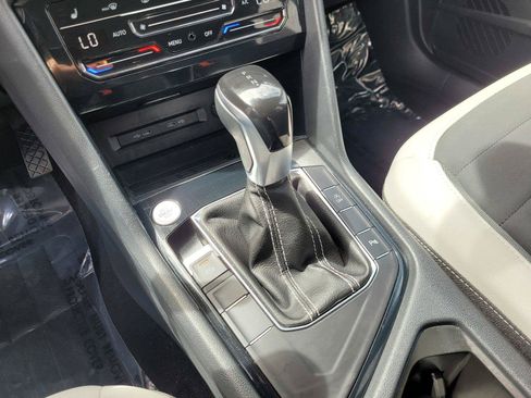 Certified 2025 Volkswagen Taos SE FWD image 25