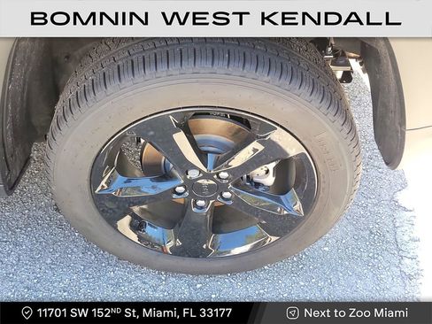 Used 2025 Jeep Grand Cherokee Limited w/ Black Appearance Package image 7