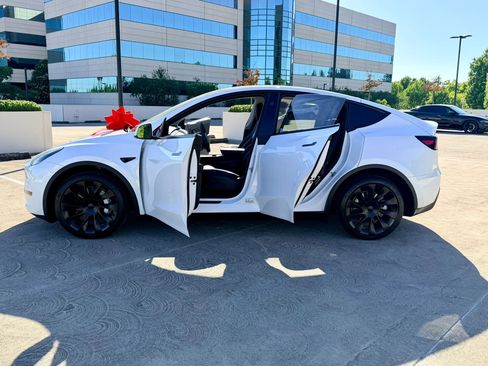 Used 2023 Tesla Model Y AWD image 40