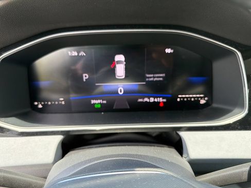 Used 2025 Volkswagen Jetta SE FWD image 2