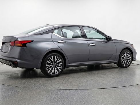 Used 2025 Nissan Altima 2.5 SV FWD image 9