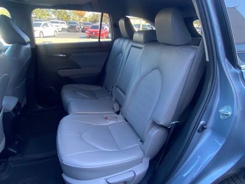 Used 2023 Toyota Highlander XLE image 25