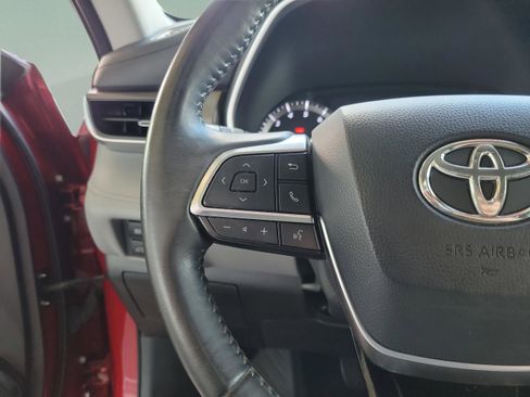 Used 2020 Toyota Highlander XLE image 19