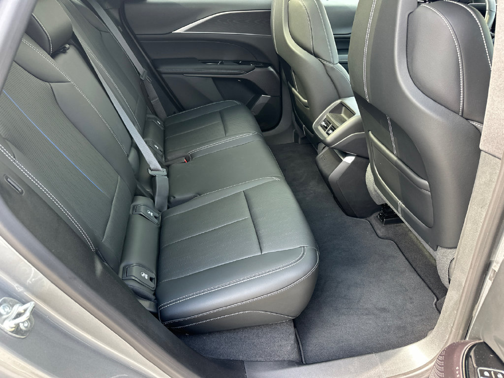 Used 2025 Cadillac Lyriq Luxury AWD/4WD image 15