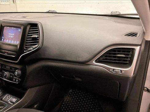 Used 2020 Jeep Cherokee Latitude w/ Cold Weather Group image 14