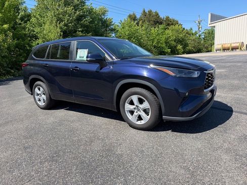 Used 2023 Toyota Highlander LE FWD image 17