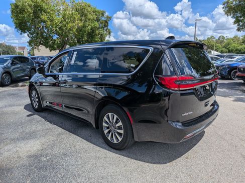 Used 2024 Chrysler Pacifica Limited FWD image 6