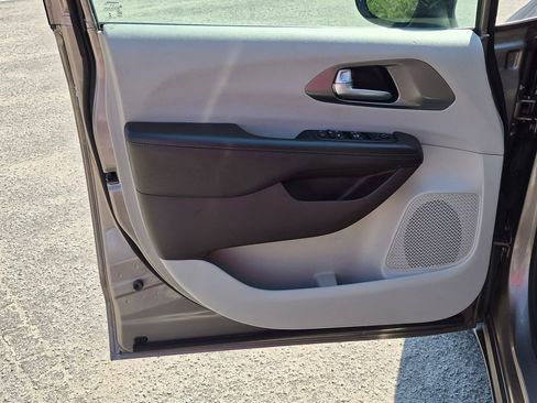 Used 2017 Chrysler Pacifica Touring FWD image 11