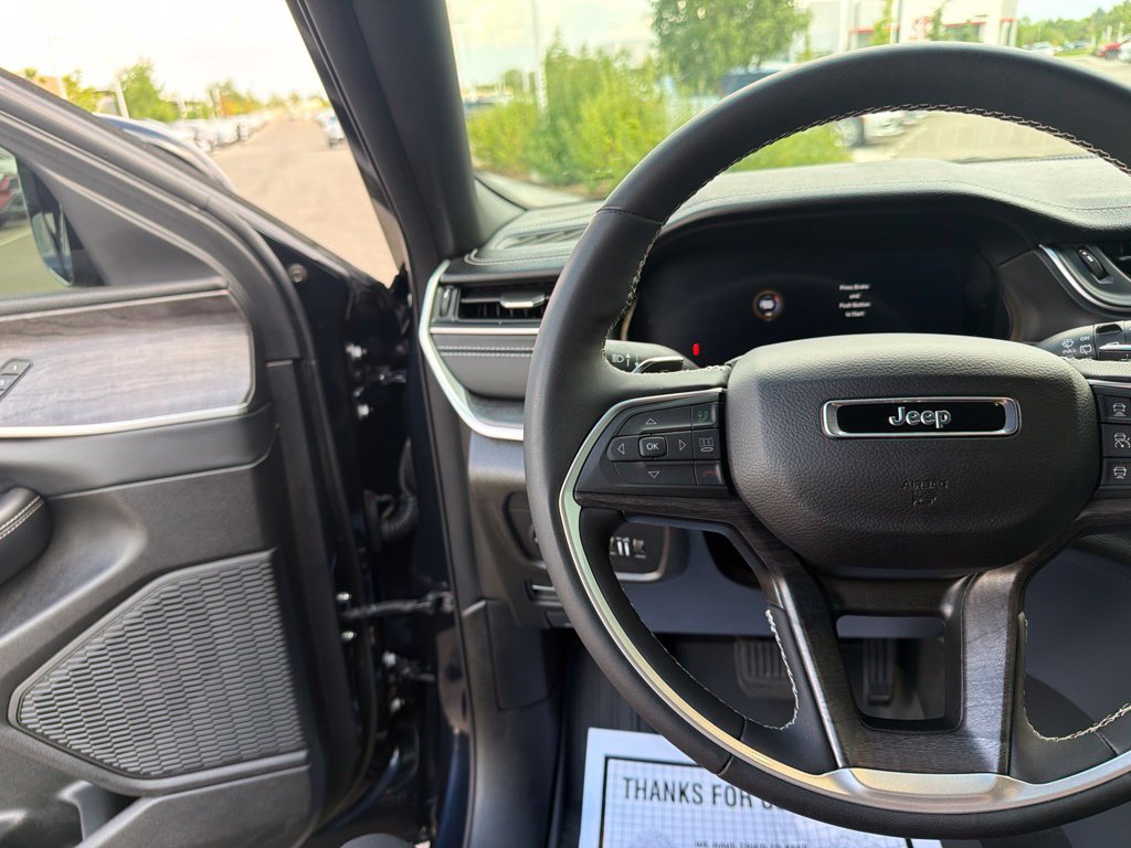 Used 2024 Jeep Grand Cherokee L Limited AWD/4WD image 25