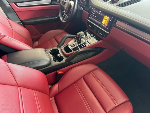 Certified 2023 Porsche Cayenne Platinum Edition image 16