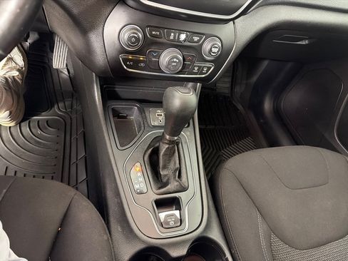 Used 2020 Jeep Cherokee Latitude w/ Cold Weather Group FWD image 17