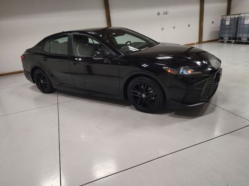 Used 2025 Toyota Camry SE FWD image 2