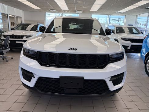 New 2025 Jeep Grand Cherokee Altitude image 3