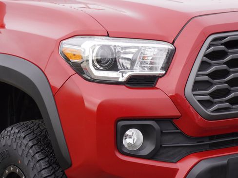 Used 2022 Toyota Tacoma TRD Off-Road w/ Technology Package image 3