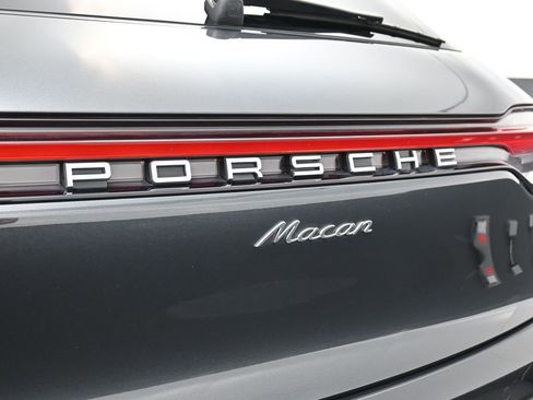 Certified 2025 Porsche Macan image 14