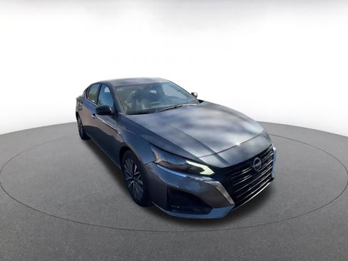 Used 2025 Nissan Altima 2.5 SV FWD image 3