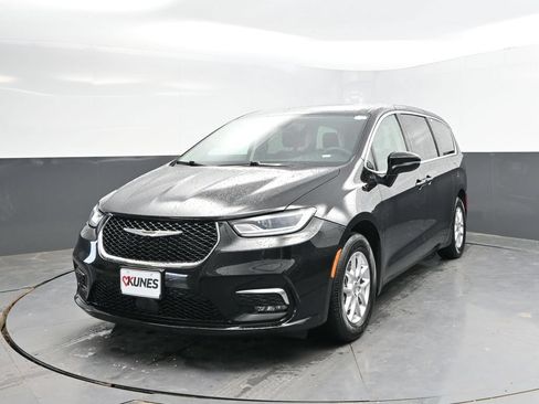 Used 2024 Chrysler Pacifica Touring-L FWD image 3