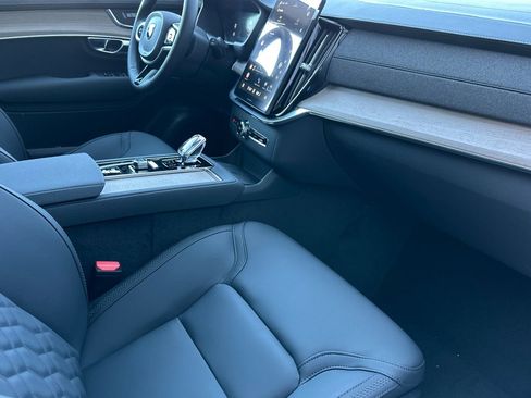 New 2025 Volvo XC90 B6 Core w/ Protection Package Premier AWD/4WD image 18