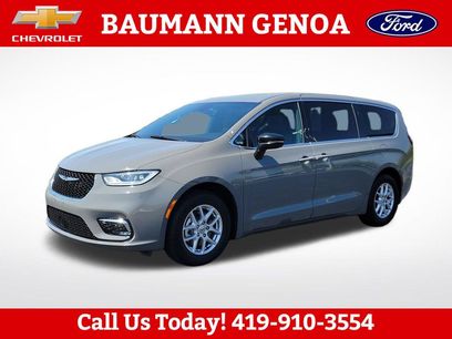 Used 2025 Chrysler Pacifica Select