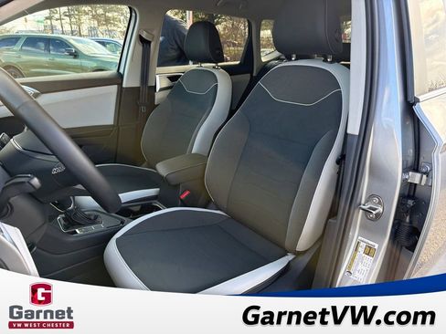 Certified 2025 Volkswagen Taos SE image 19