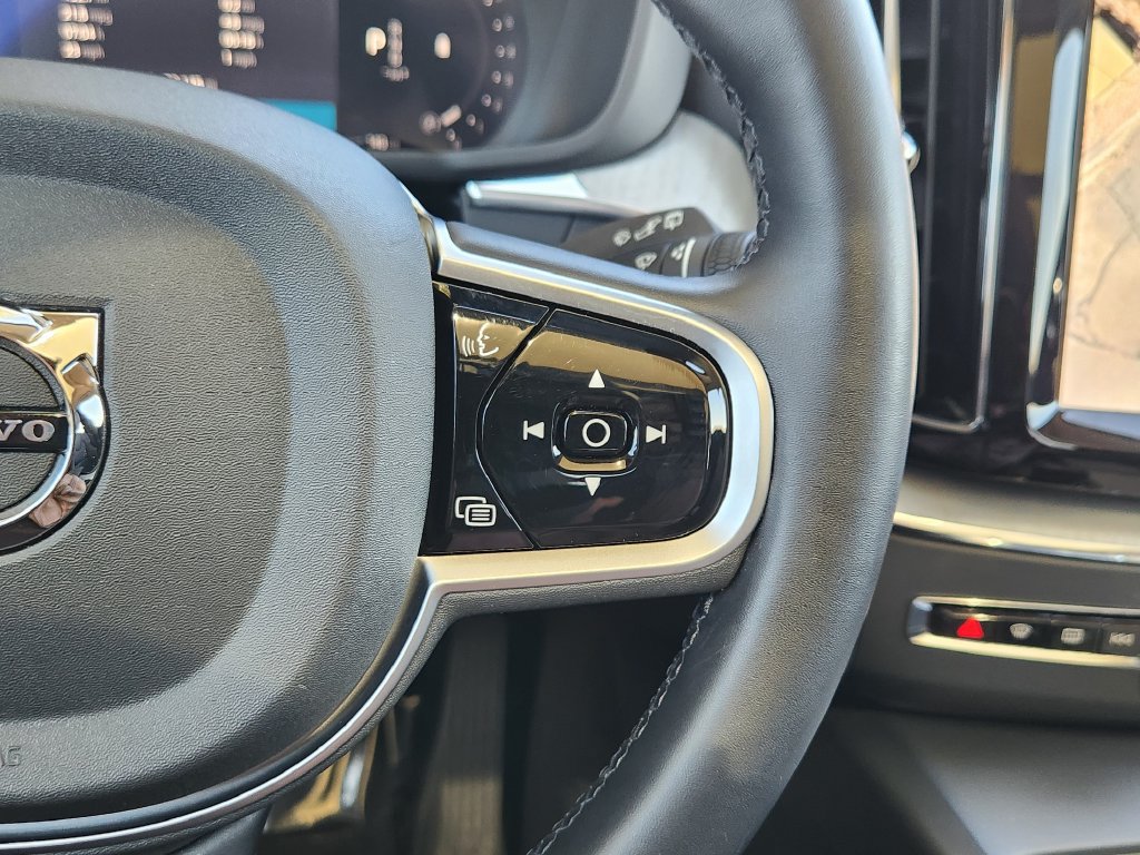 Used 2025 Volvo XC60 B5 Plus AWD/4WD image 18