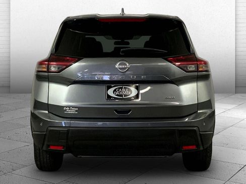 Used 2025 Nissan Rogue SV image 3