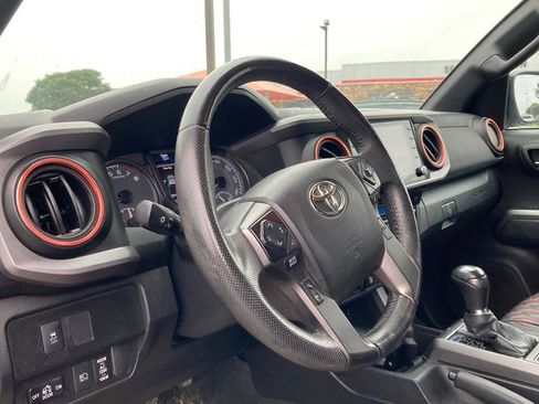Used 2021 Toyota Tacoma TRD Off-Road w/ Technology Package AWD/4WD image 9
