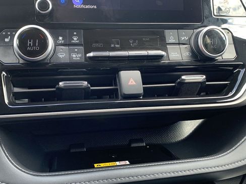 Used 2024 Toyota Highlander XLE image 25