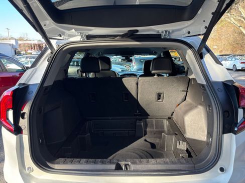 Used 2024 GMC Terrain SLT image 33