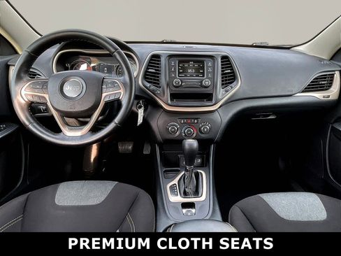 Used 2016 Jeep Cherokee Sport FWD image 2