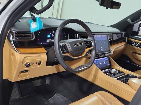 Used 2022 Jeep Grand Wagoneer Series III image 12