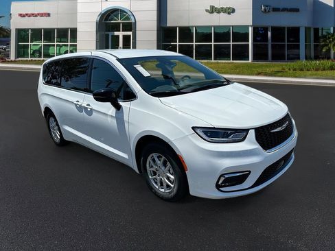 New 2026 Chrysler Pacifica Select image 1