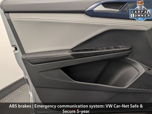 Used 2024 Volkswagen Taos SE w/ Panoramic Sunroof Package FWD image 10