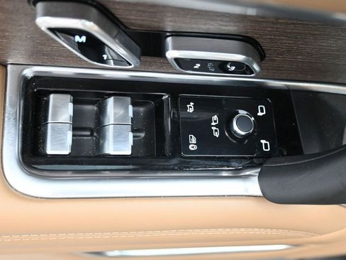 Used 2025 Land Rover Range Rover Long Wheelbase SE AWD/4WD image 29