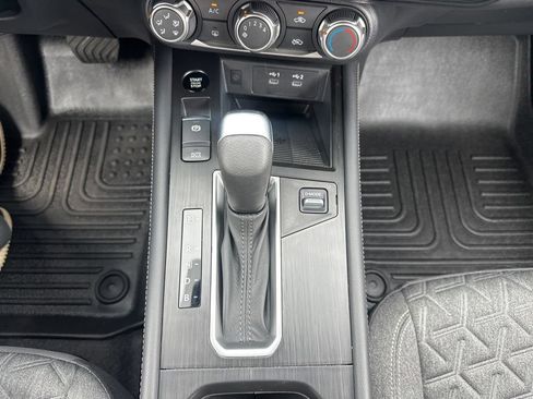 Used 2025 Nissan Kicks SV AWD/4WD image 19