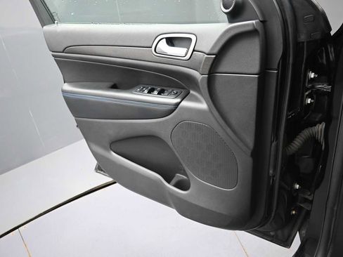 Used 2018 Jeep Grand Cherokee Laredo AWD/4WD image 11
